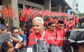 Ketua DPP PDIP Ganjar Pranowo saat memberikan keterangan di Beach City International Stadium, Ancol, Jakarta Utara, Sabtu (10/1/2026).