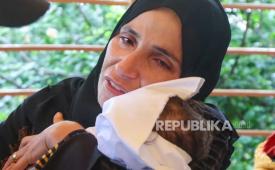 Ibu Palestina berduka atas bayi perempuannya Rahaf Abu Jazar, yang meninggal karena kedinginan di tenda  pengungsi di Khan Younis, Jalur Gaza selatan, 11 Desember 2025