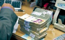 Mata uang rial Iran terus merosot terhadap dolar AS.