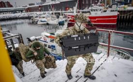 Tentara Denmark menurunkan kapal di pelabuhan di Nuuk, Greenland, 18 Januari 2026.