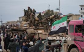 Masyarakat merayakan masuknya pasukan tentara Suriah ke wilayah Deir Hafer setelah penarikan Pasukan Demokratik Suriah (SDF) pimpinan Kurdi, di Deir Hafer, pedesaan timur Aleppo, Suriah, 17 Januari 2026. 