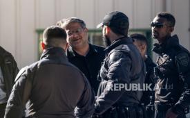 Menteri Keamanan Nasional Israel Itamar Ben-Gvir (tengah) menyaksikan uldoser Israel menghancurkan sebagian kantor pusat Badan Bantuan dan Pekerjaan PBB (UNRWA) di lingkungan Sheikh Jarrah di Yerusalem timur, 20 Januari 2026. 