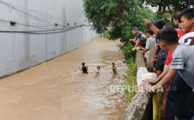 Bencana banjir terjadi di Kelurahan Utama, Kecamatan Cimahi Selatan, Kota Cimahi, Sabtu (24/1/2026). 
