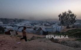 Seorang anak Palestina yang terlantar berjalan di pinggiran kamp tenda sementara di Khan Yunis, Jalur Gaza selatan, 27 Januari 2026.