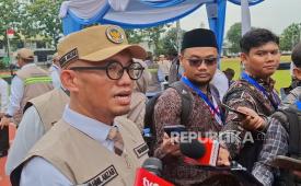 Wakil Menteri Haji dan Umrah (Wamenhaj) Dahnil Anzar Simanjuntak saat Pembekalan Petugas Haji Indonesia di Lapangan Galaxy Markas Komando Daerah Operasi Udara 1, Halim Perdanakusuma, Jakarta Timur, Jumat (30/1/2026).