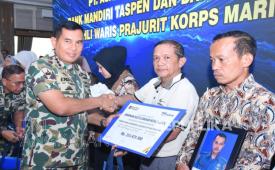 Panglima Korps Marinir (Pangkormar) Letjen (Mar) Endi Supardi memberikan santunan kepada keluarga prajurit Marinir yang gugur tertimbun longsor di Cisarua, Kabupaten Bandung Barat, Jawa Barat.