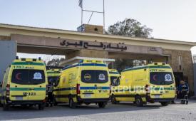 Ambulans menunggu di Perlintasan Perbatasan Rafah sisi Mesir, antara Mesir dan Jalur Gaza, di Rafah, Kegubernuran Sinai Utara, Mesir, 1 Februari 2026.