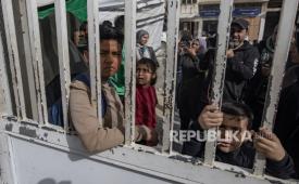 Pasien Palestina berkumpul di dalam Rumah Sakit Bulan Sabit Merah Palestina di Khan Younis, Jalur Gaza selatan, sebelum menuju penyeberangan Rafah, 2 Februari 2026.