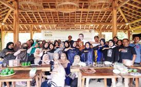 Ibu-ibu peserta Workshop Baking & Cooking Ayam Cilok Kriwil dan Puding Pakcoy. 