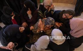 Kerabat dua gadis yang syahid dibunuh Israel di Jalur Gaza berkabung di dalam Rumah Sakit Nasser menyusul serangan udara Israel di sebelah barat Khan Younis di Jalur Gaza selatan, 4 Februari 2026.