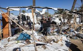 Warga Palestina memeriksa lokasi serangan udara Israel yang menargetkan kamp tenda yang menampung pengungsi di Khan Younis di Jalur Gaza selatan, 4 Februari 2026. Menurut Bulan Sabit Merah Palestina, setidaknya dua orang tewas dan 12 lainnya terluka dalam serangan itu.