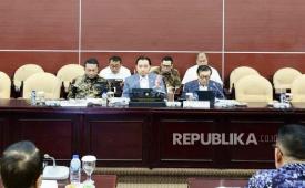  Wakil Ketua MPR RI sekaligus Koordinator Bidang Pengkajian, Edhie Baskoro Yudhoyono (tengah). 