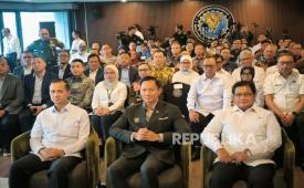 Menteri Koordinator Bidang Infrastruktur dan Pembangunan Kewilayahan Agus Harimurti Yudhoyono (tengah), Menteri Transmigrasi  Muhammad Iftitah Sulaiman Suryanagara (kiri), Wakil Menteri Transmigrasi Viva Yoga Mauladi (kanan) usai rapat Koordinasi Strategis Program Transformasi Transmigrasi Tahun 2026, di Kantor Kemenko Infra, Jakarta, Kamis (5/2/2026).  