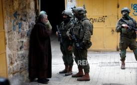 Anggota pasukan Israel mengamankan jalan-jalan bagi pemukim Israel, di kota Hebron, Tepi Barat, pada 24 Januari 2026. 