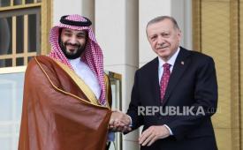 Putra Mahkota Saudi Muhammad bin Salman bertemu Presiden Turki Reccep Tayip Erdogan di Turki pada 2022.