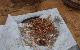 Tulang-tulang anak-anak dan istri Mahmoud Abu Ismail yang tersisa selepas pasukan Israel mengebom rumahnya di al-Sabra, Kota Gaza.