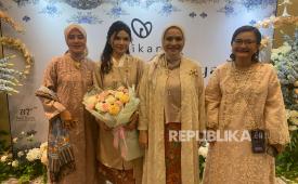 Para pendiri Ouikana Fashion, (dari kanan) Ratna Feirita, Fauzia Seska Devi, Gitta Badruddin, dan Eka Moelia Putri saat merilis koleksi khusus bertema “Senandung Raya Nusantara” di Jakarta, Kamis (12/2/2026)