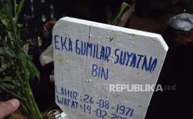 Ketua Umum Ormas Rekat Indonesia, Eka Gumilar dimakamkan di Tempat Pemakaman Umum (TPU) Cimahpar, Kota Bogor, Sabtu (15/2/2026).