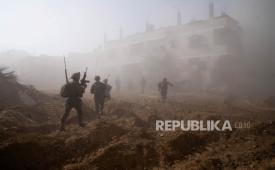 Tentara Israel beroperasi di Jalur Gaza, 21 Desember 2023.