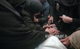 Warga Palestina berduka di samping jenazah syuhada akibat pengeboman Israel di Rumah Sakit Nasser di Khan Yunis, Jalur Gaza selatan, 15 Februari 2026,