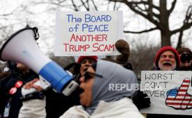 Pengunjuk rasa pro-Palestina menentang pertemuan Dewan Perdamaian di luar Institut Perdamaian AS di Washington, DC, AS, 19 Februari 2026. 