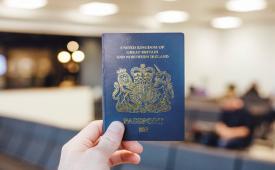 Ilustrasi paspor Inggris yang dibangga-banggakan alumnus LPDP dan viral di media sosial.