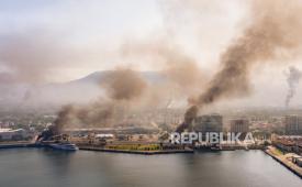 Sebuah foto udara menunjukkan gumpalan asap membubung setelah reaksi kekerasan terhadap pembunuhan Nemesio Ruben Oseguera Cervantes, yang dikenal sebagai El Mencho, di Puerto Vallarta, Meksiko, 22 Februari 2026. 