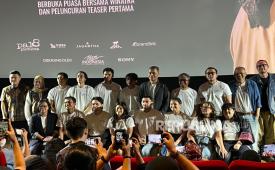 Para pemain, sutradara, penulis, dan produser film Laut Bercerita saat konferensi pers di Plaza Indonesia, Jakarta, Selasa (25/2/2026).