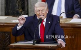 Presiden AS Donald J Trump menyampaikan pidato kenegaraan pada sesi gabungan Kongres di House Chamber of the US Capitol di Washington, DC, AS, 24 Februari 2026.