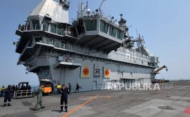 Kapal Induk INS Vikran (R 11) milik Angkatan Laut India (Indian Navy) di Perairan Vizag, Andhra Pradesh.