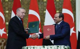 Presiden Turki Recep Tayyip Erdogan berjabat tangan dengan Presiden Mesir Abdel Fattah El-Sisi di Kairo beberapa waktu lalu..