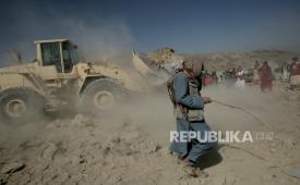 Pejabat keamanan Taliban dan warga setempat memeriksa lokasi dugaan serangan udara Pakistan di dekat perbatasan kedua negara di Nangarhar, Afghanistan, 22 Februari 2026.