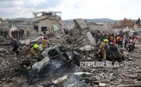 Pasukan penyelamat bekerja di antara puing-puing setelah serangan roket Iran yang menghantam Beit Shemesh dekat Yerusalem, Israel, 01 Maret 2026.