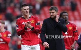 Penyerang Manchester United Benjamin Sesko (kiri) berjalan beriringan dengan pelatihnya Michael Carrick. 