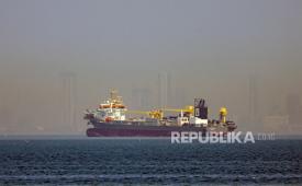 Sebuah kapal terlihat berlabuh di lepas pantai Dubai, Uni Emirat Arab, sehubungan penutupan Selat Hormuz, Ahad, 1 Maret 2026.