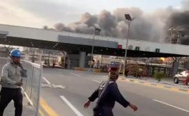 Para pekerja mengevakuasi kilang, yang terletak di selatan kota pelabuhan Jubail, setelah dilaporkan adanya serangan pesawat tak berawak Iran pada Senin (2/3/2026).