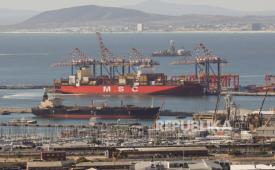 Kapal kontainer ditambatkan di Pelabuhan Cape Town, Afrika Selatan, 2 Maret 2026. Sejumlah perusahaan mengalihkan jalur pelayaran akibat ditutupnya Selat Hormuz oleh Iran.