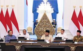 Presiden Prabowo Subianto diapit dua mantan presiden, Susilo Bambang Yudhoyono dan Joko Widodo dalam pertemuan membahas kondisi geopolitik di Istana Negara, Selasa (3/3/2026) malam.