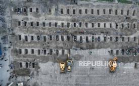 Kuburan-kuburan untuk pra syuhada sekolah putri di Minab, Iran, yang digali menjelang pemakaman pada Selasa (3/3/2026).