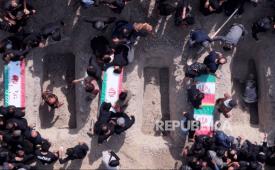 Suasana pemakaman syuhada akibat serangan Israel di sekolah putri di Minab, Iran, pada Selasa (3/3/2026).