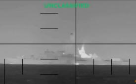 Sebuah ledakan yang diklaim Kementerian Perang AS adalah kapal perang Iran di Samudera Hindia, dari video selebaran yang dirilis pada 4 Maret 2026.