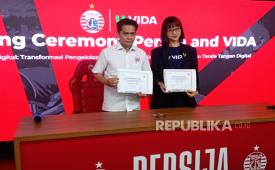 Deputi Chief of Finance Persija Rinaldo (kiri) dan SPV Product Marketing and Growth VIDA, Capriana Natalia, saat penandatangan kerja sama Persija dan VIDA, Kamis (5/3/2026) di Jakarta. 
