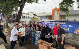 Pengurus DPC Peradi Jaktim membagikan menu takjil untuk berbuka puasa bagi pengguna jalan di depan sekretariat.