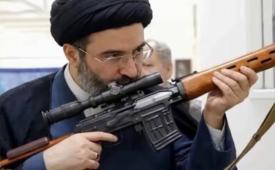 Pemimpin Tertinggi Iran Mojtaba Khamenei berpose dengan senjata.