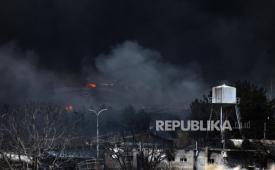 Asap masih mengepul dari Kilang Minyak Shahran setelah serangan udara tadi malam di Teheran, Iran, 8 Maret 2026.