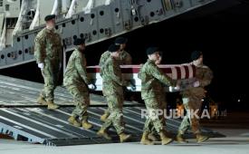Tim pembawa Angkatan Darat AS  memindahkan jenazah tentara AS yang tewas akibat balasan Iran di Pangkalan Angkatan Udara Dover, Delaware, AS, 9 Maret 2026. 