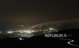 Sistem pertahanan udara Israel mencegat proyektil di Israel utara, seperti yang terlihat dari Galilea Atas di Israel utara, 11 Maret 2026. 