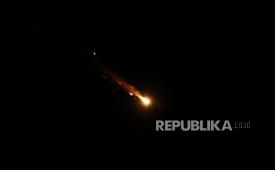 Sebuah proyektil dari Iran menuju Israel melintasi langit di atas kota Nablus, Tepi Barat, 11 Maret 2026. 