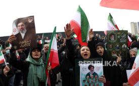 Seorang warga Iran memegang poster pemimpin tertinggi baru Iran Ayatollah Mojtaba Khamenei di Teheran, Iran, 11 Maret 2026. 