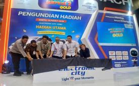 Direktur Merchandising & Marketing PT Electronic City Indonesia Tbk, Michael Iskanda dalam acara Spectacular Surprise Gold di Electronic City SCBD, Jakarta, Sabtu (14/3/2026). 